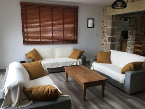 Maisons de vacances Gite Sainte-Suzanne-et-Chammes, 4 pieces, 6 personnes - FR-1-600-151 : photos des chambres