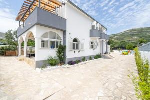 Family friendly house with a swimming pool Kastel Novi, Kastela - 19116 