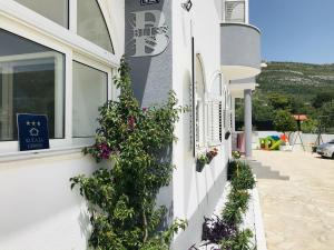 Family friendly house with a swimming pool Kastel Novi, Kastela - 19116 