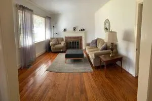 Cozy Brick House Mins to Hospital - 金斯顿