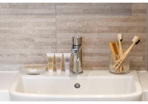 Cosmopolitan Living: Upscale 1BR Gem in Beckenham