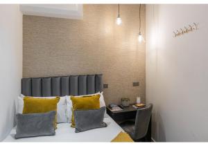 Compact Comfort: Your London Basecamp