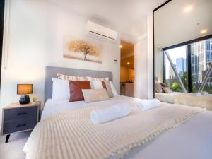 Stylish 2BR1BA Apartment Mel Pool Gym Wifi
