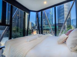 Stylish 2BR1BA Apartment Mel Pool Gym Wifi