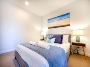 Stylish 2BR1BA Apartment Mel Pool Gym Wifi