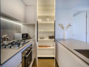 Stylish 2BR1BA Apartment Mel Pool Gym Wifi