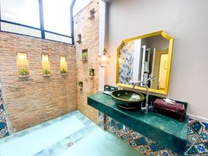 Bathroom, Tharaburi Resort Sukhothai in Sukhothai