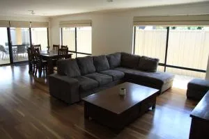 Southern River Family Accommodation. Free WiFi - Canning Vale