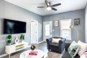 HOUSE WITH FREE PARKING - Elyria