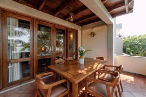 Pearl Divers Beachfront Apartment