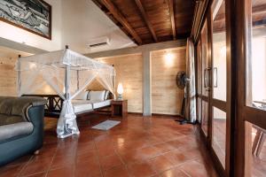 Pearl Divers Beachfront Apartment