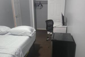 Room in a Beach House with King Size bed in a landlord hosted three bedroom apartment