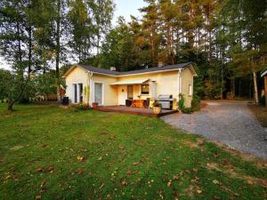 Hide in the nature – cozy lakeside saunacottage
