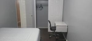 Room in a Beach House with Queen bed in a landlord hosted three bedroom apartment