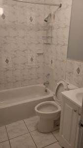 Room in a Beach House with Queen bed in a landlord hosted three bedroom apartment