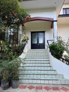 Private and Spacious 4BR 4Bath Villa in Tagaytay , Gated, Near Picnic Grove