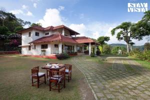 Stayvista at Mercara Hill Homestay with Outdoor Jacuzzi and Comp breakfast - Madikeri