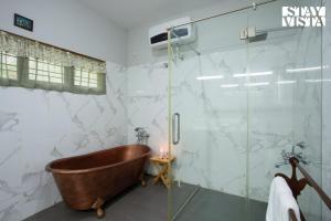 Stayvista at Mercara Hill Homestay with Outdoor Jacuzzi and Comp breakfast - Madikeri