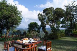 Stayvista at Mercara Hill Homestay with Outdoor Jacuzzi and Comp breakfast - Madikeri