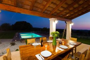 Villa Roza in Central Istria with whirlpool and playground for kids - pet friendly