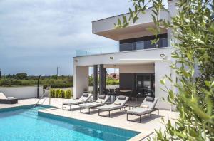 Villa Una in Pula with heated pool and whirlpool