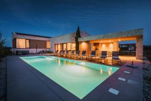 Villa Vigneto near Novigrad for 15 persons with sea view and whirlpool