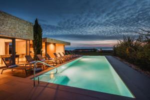 Villa Vigneto near Novigrad for 15 persons with sea view and whirlpool