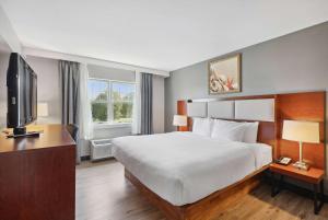 Business King Room - Non-Smoking room in Ramada by Wyndham Saco/Old Orchard Beach Area
