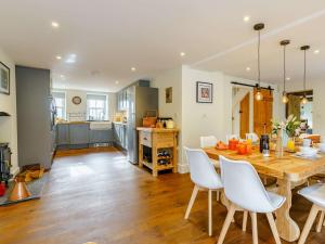 5 Bed in Crickhowell 90053