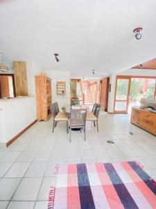 Casa ampla em condomínio fechado com área de lazer completa