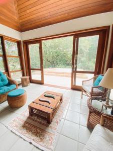 Casa ampla em condomínio fechado com área de lazer completa