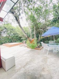 Casa ampla em condomínio fechado com área de lazer completa