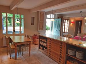 Maisons de vacances Beautiful villa with pool in Mormoiron : photos des chambres