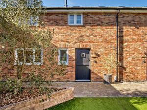 3 Bed in Newport 90250