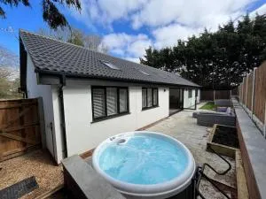 Rare Luxury Holiday Home with Hot-Tub - Belton