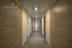 Ghumloocom - Super Deluxe Stay at Finest Mall Gaur City (Bar, Club, Rajhansh Cinemas, Food Court, SuperMart etc..)
