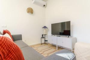 Modern & Bright - Faro Mercado Apt 22 by Lisbeyond