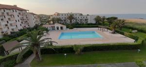 CAPITELLES - Face à la mer et la piscine - front de mer - ref vuail