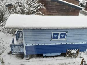 Cozy Little Blue Caravan in Scy Belgique