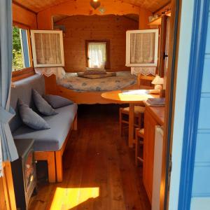 Cozy Little Blue Caravan in Scy Belgique