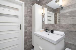 Spacious, 2 Bedrooms Apartment Cracow City Centre by Noclegi Renters