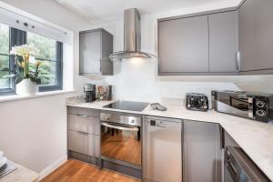 Luxury City Base 4 Beds, 2 Baths Parking!