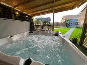 Palms34 5 minute walk to beach Bungalow - Northam