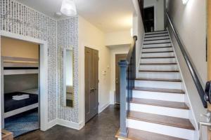 Modern Townhome, Large Game Room, 10min to Downtown! Sleeps 10!