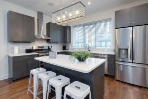 Modern Townhome, Large Game Room, 10min to Downtown! Sleeps 10!