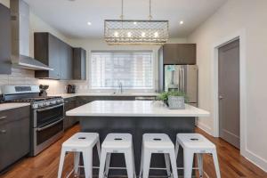Modern Townhome, Large Game Room, 10min to Downtown! Sleeps 10!