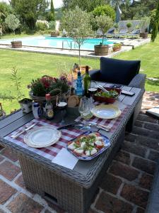 Villas Immaculate 6 plus Bed Villa with pool in Sarron : photos des chambres