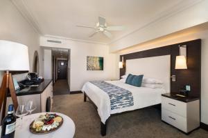 Standard 1 King Bed room in The Palms Hotel & Spa