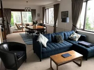 Mid-century 8 person Highland Cottage - 普柳