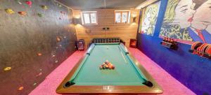 Dougs Mountain Getaway - Exclusive Mega Chalet